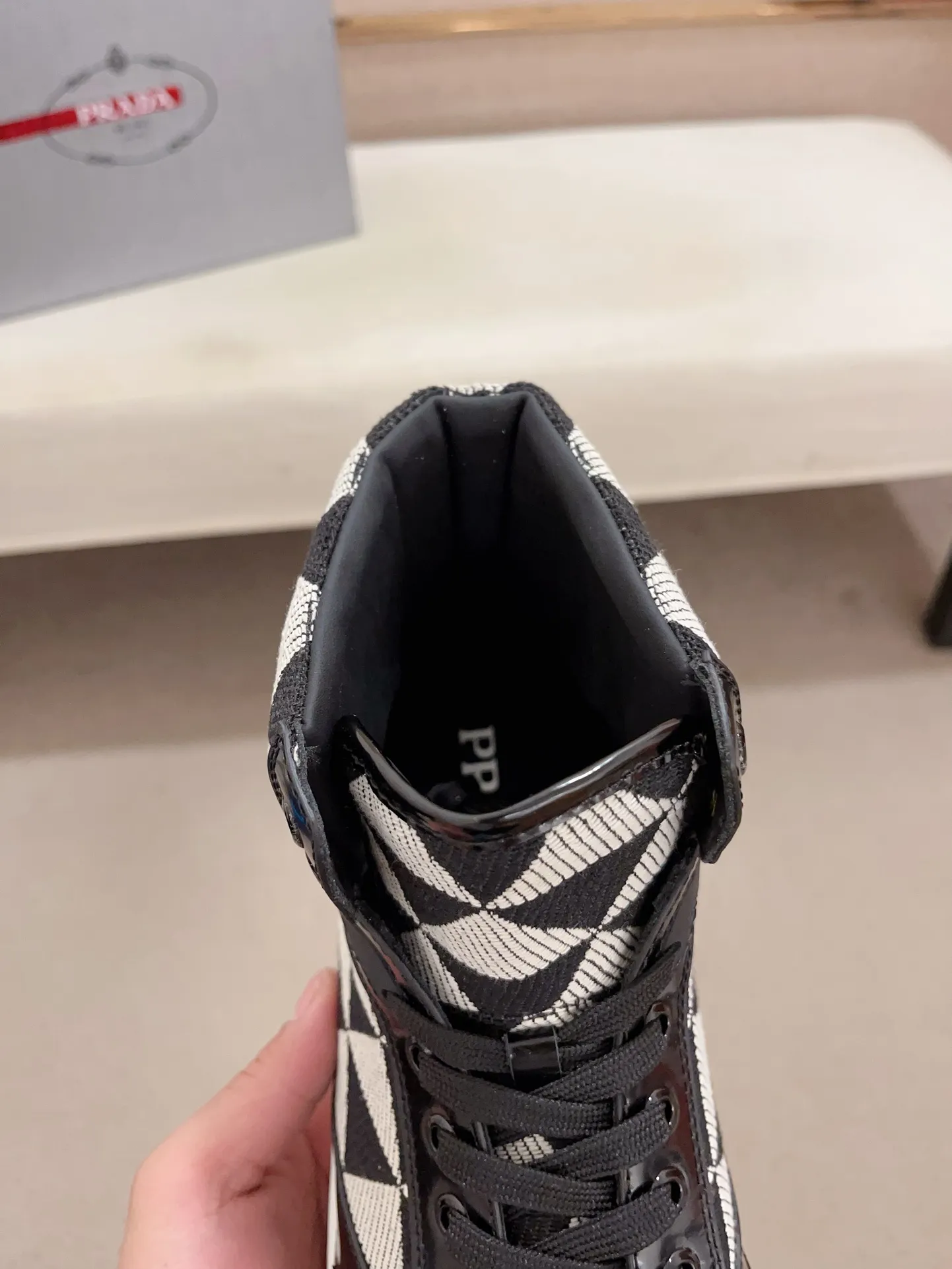 Men's shoes 💰 620💰 ✔️✔️✔️High-quality new PRADA counters are launched at the same time. The new men's shoes and 😘fabric are made of selected first-layer cowhide and triangle △ fabric. Lining: Full cowhide lining. 👍🏿 High-end ☄️ air-cushion molded anti-slip rubber outsole, exquisite lines, simple and elegant, comfortable and high-end for leisure travel. Code number: 38 to 44. 45 can be customized and cannot be returned or exchanged!